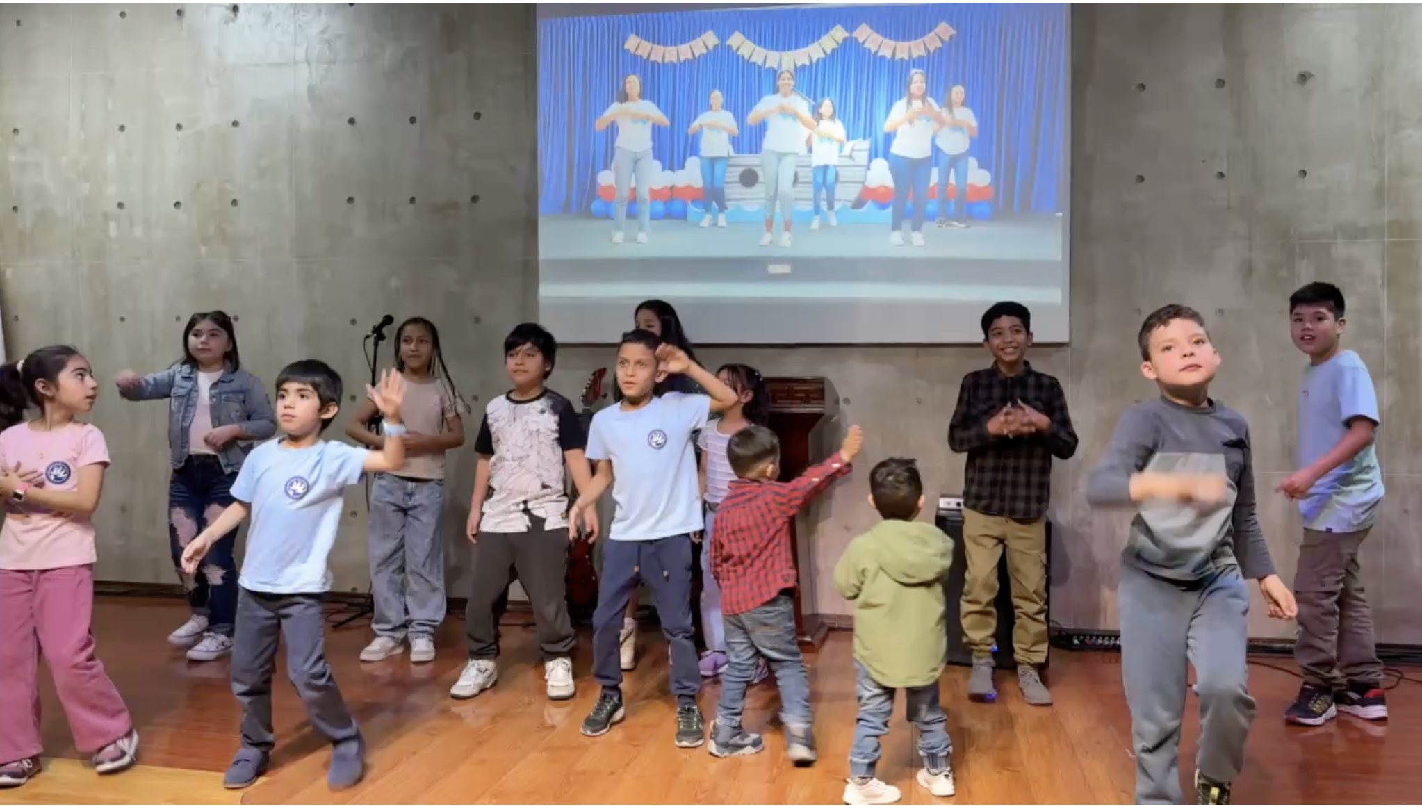 Niños de ICCD Bailando 