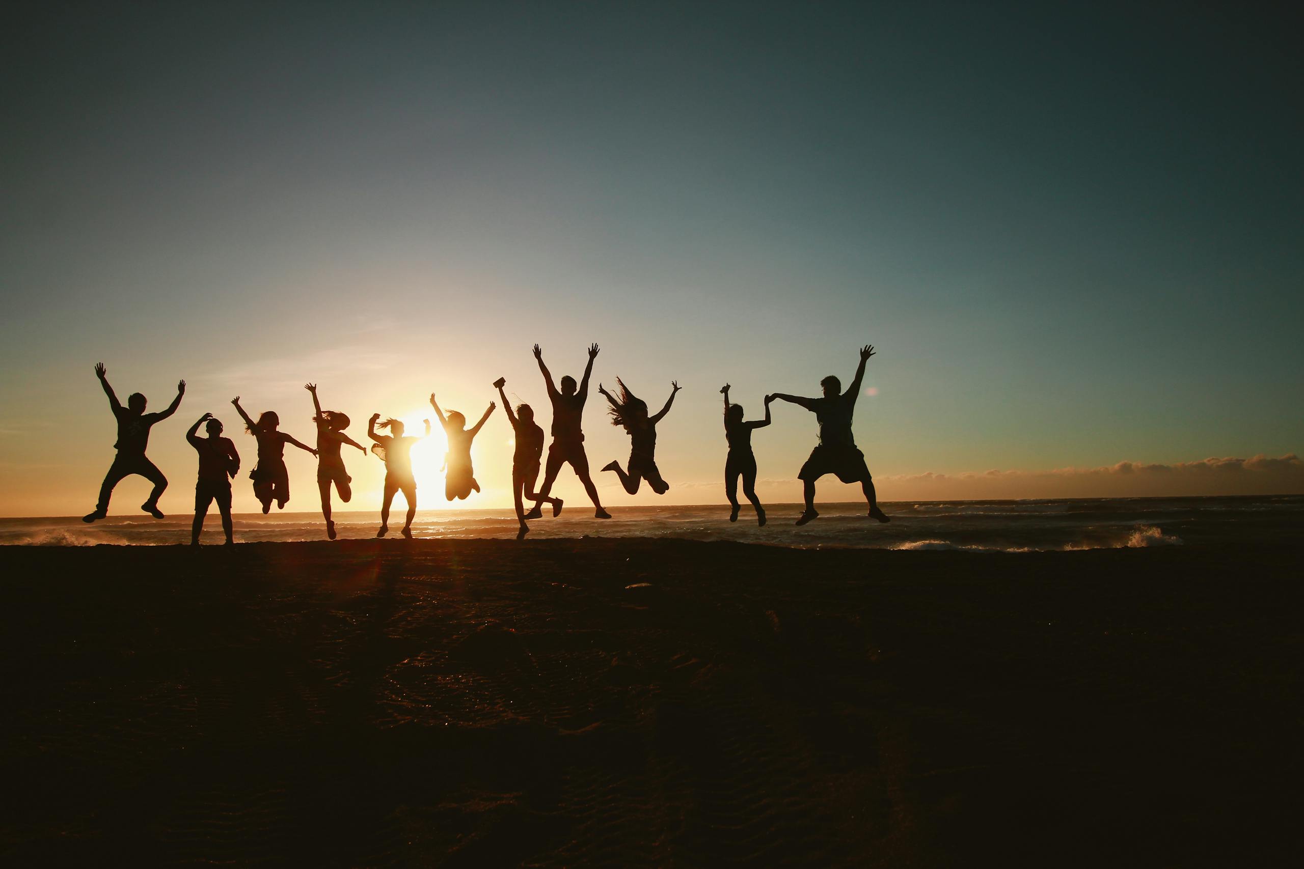Jóvenes en la plaza saltando de felicidad 